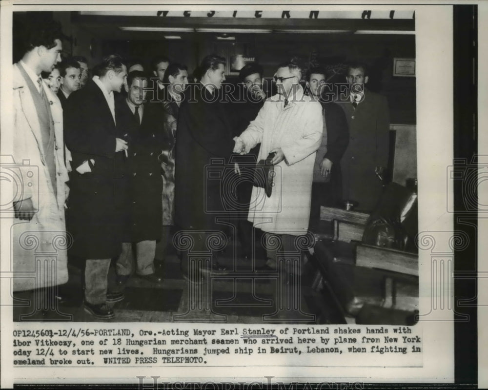 1956 Press Photo Portland Ore Acting Mayor Earl Stanley shakes hands with Tibor