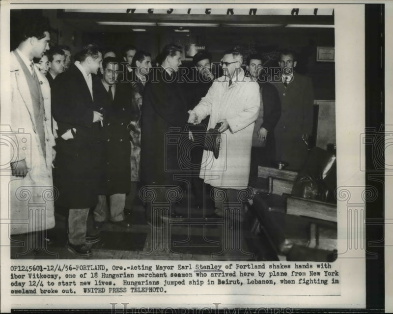 Load image into Gallery viewer, 1956 Press Photo Portland Ore Acting Mayor Earl Stanley shakes hands with Tibor
