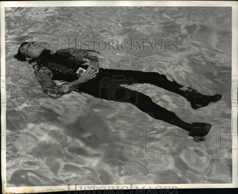1957 Press Photo H.W. Naylor, human engineering assistant at Convair, sinker