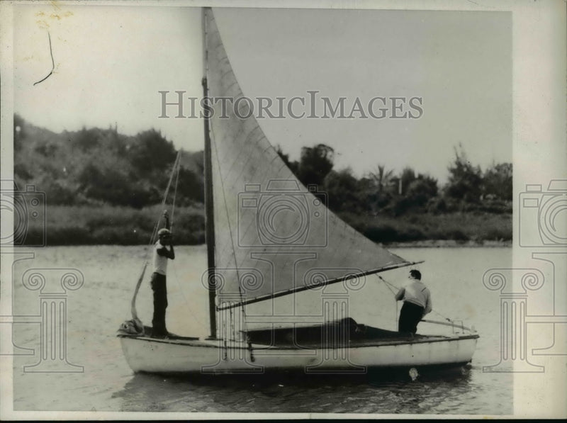 Load image into Gallery viewer, 1932 Press Photo Making an overhaul in the Almendares RIver in Havana Juan De d
