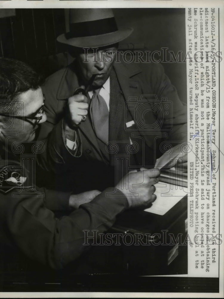Load image into Gallery viewer, 1957 Press Photo Mayor Terry Schrunk received indictment with Deputy Kirkendall
