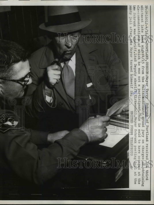 1957 Press Photo Mayor Terry Schrunk received indictment with Deputy Kirkendall