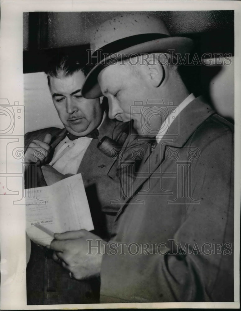 Load image into Gallery viewer, 1957 Press Photo Mayor Terry Schrunk &amp; Capt. Howard Kelly
