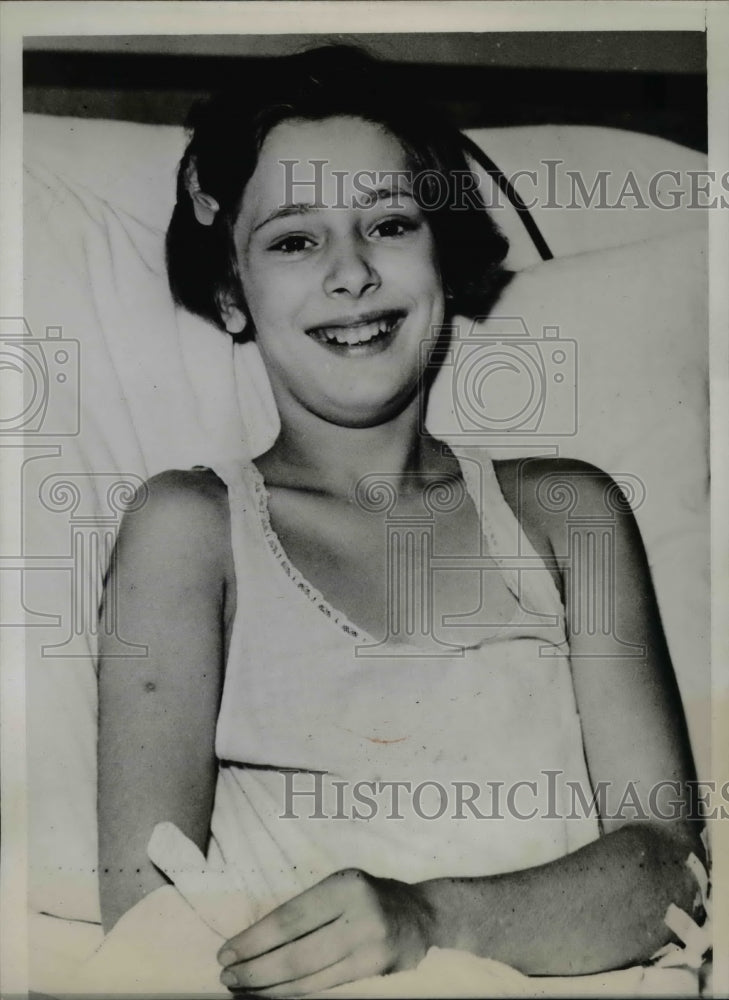 1937 Press Photo Betty Stoltenberg, recovering from hospital from injuries