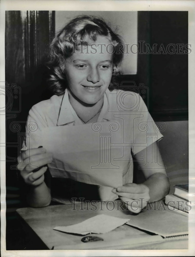 1956 Press Photo Anonymous Donors Pay Mary Ann Skrzynecki Tuition in Chicago