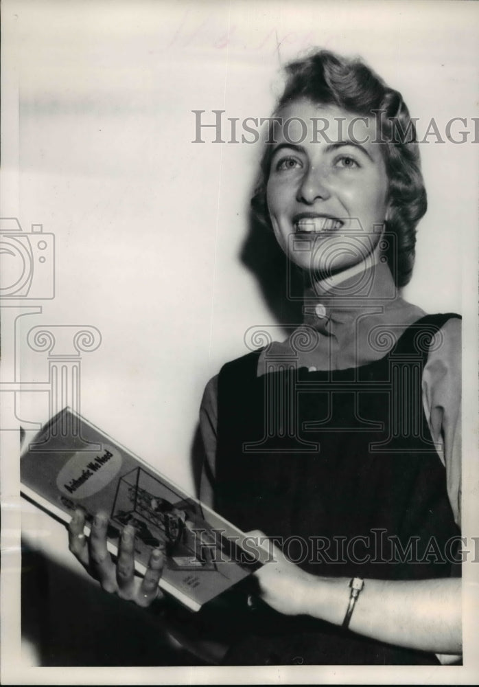 Load image into Gallery viewer, 1955 Press Photo Linda Clark, the outstanding catholic youth of the year
