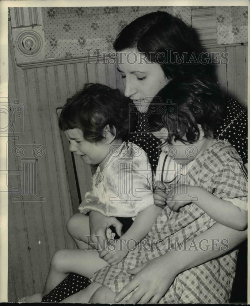 1939 Press Photo Mrs McCarthy with her daughter Claire and son James