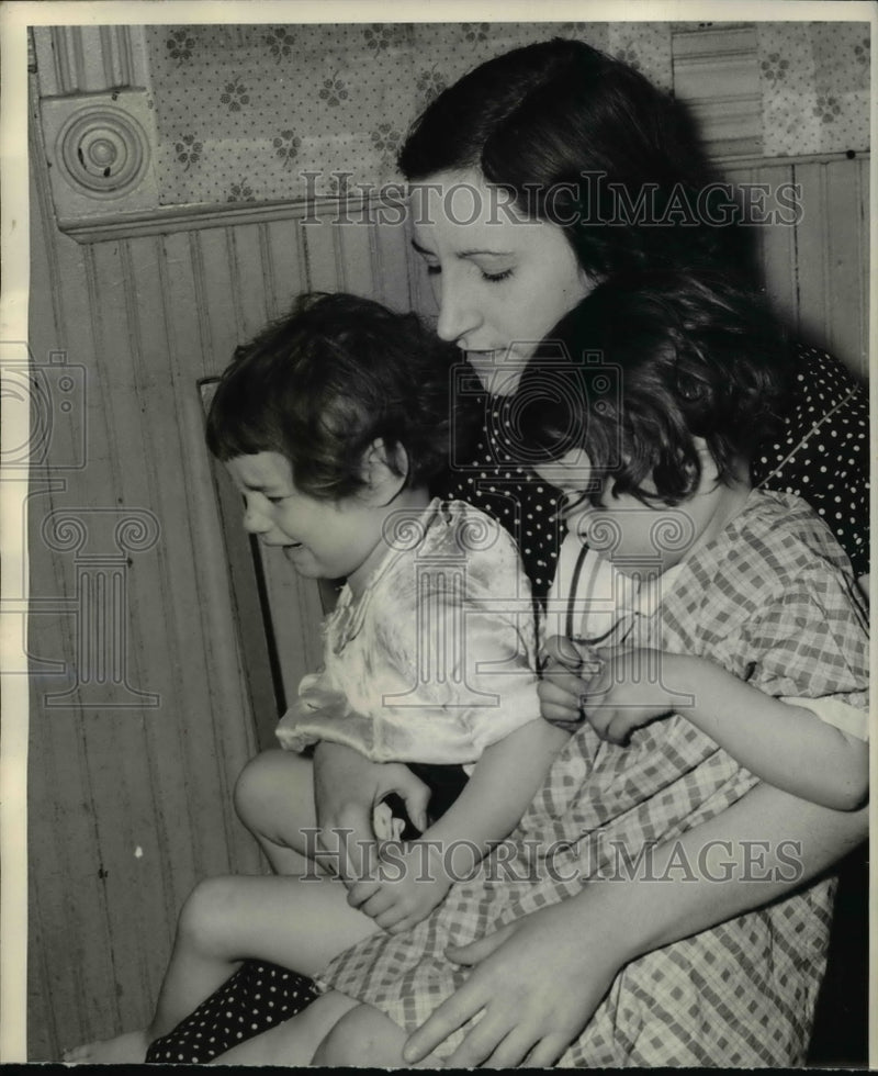 Load image into Gallery viewer, 1939 Press Photo Mrs McCarthy with her daughter Claire and son James

