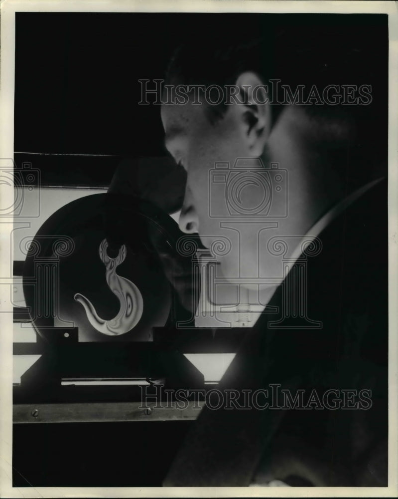 1940 Press Photo Transparent Bakelite Model of Crane-Hook by Polarized Light