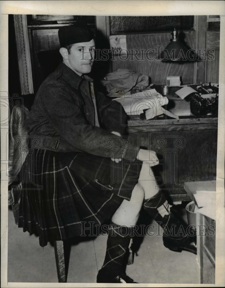 Load image into Gallery viewer, 1943 Press Photo Philadelphia Pa Kilted as a member of a Canadian Artillery
