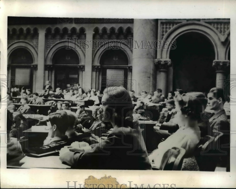 1940 Press Photo Annual fling at lawmaking with Hi-Y legislature Carolyn Cross