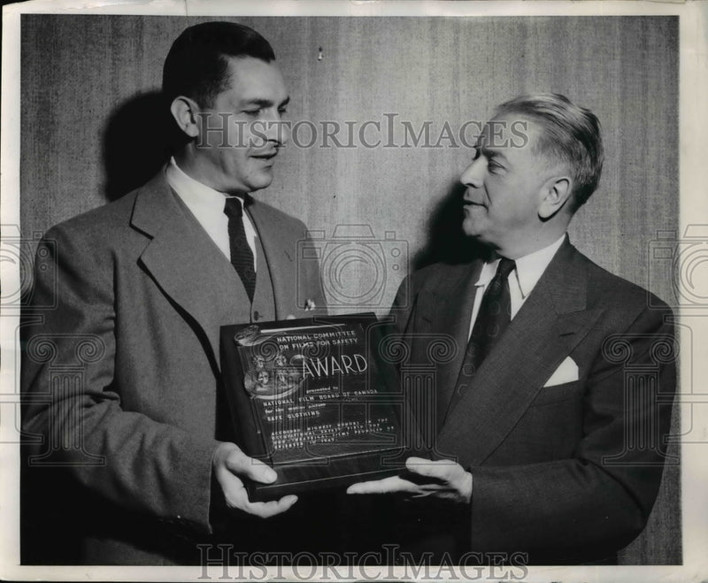 Load image into Gallery viewer, 1950 Press Photo National Committee on Films for Safety William Englander
