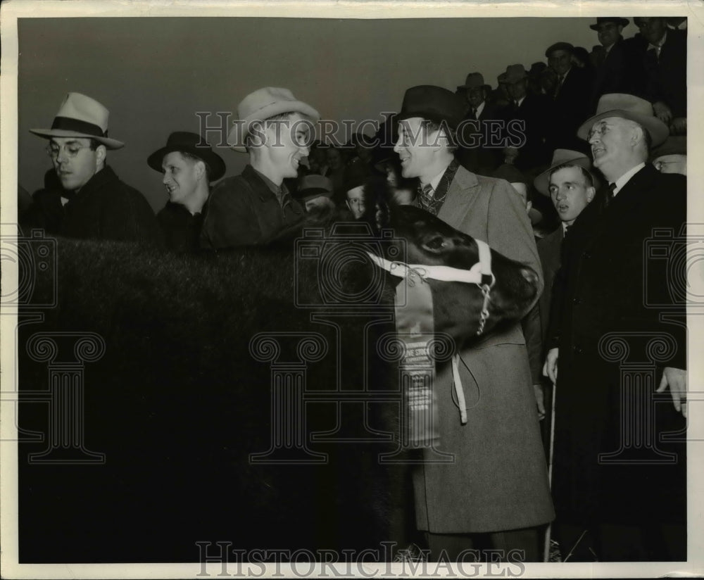 1941 Press Photo Grand Champion Steer Royal Alumnus Gilman Stewart Leonard