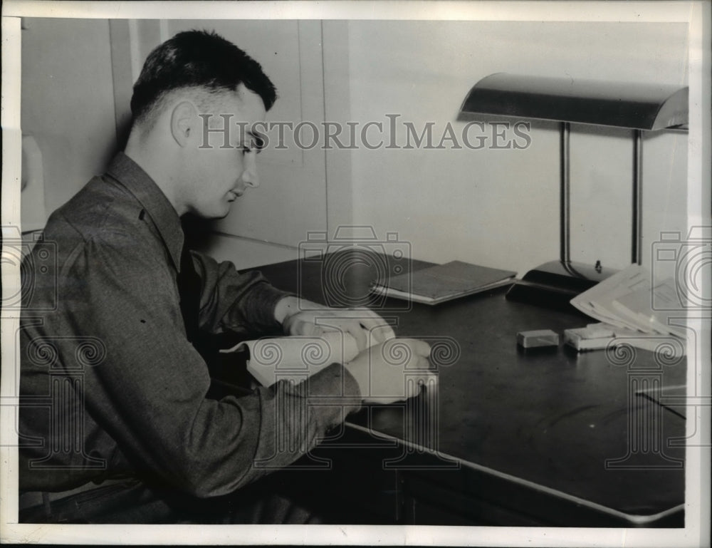 1942 Press Photo Aviation Cadet George Stallings, studies in his quarters