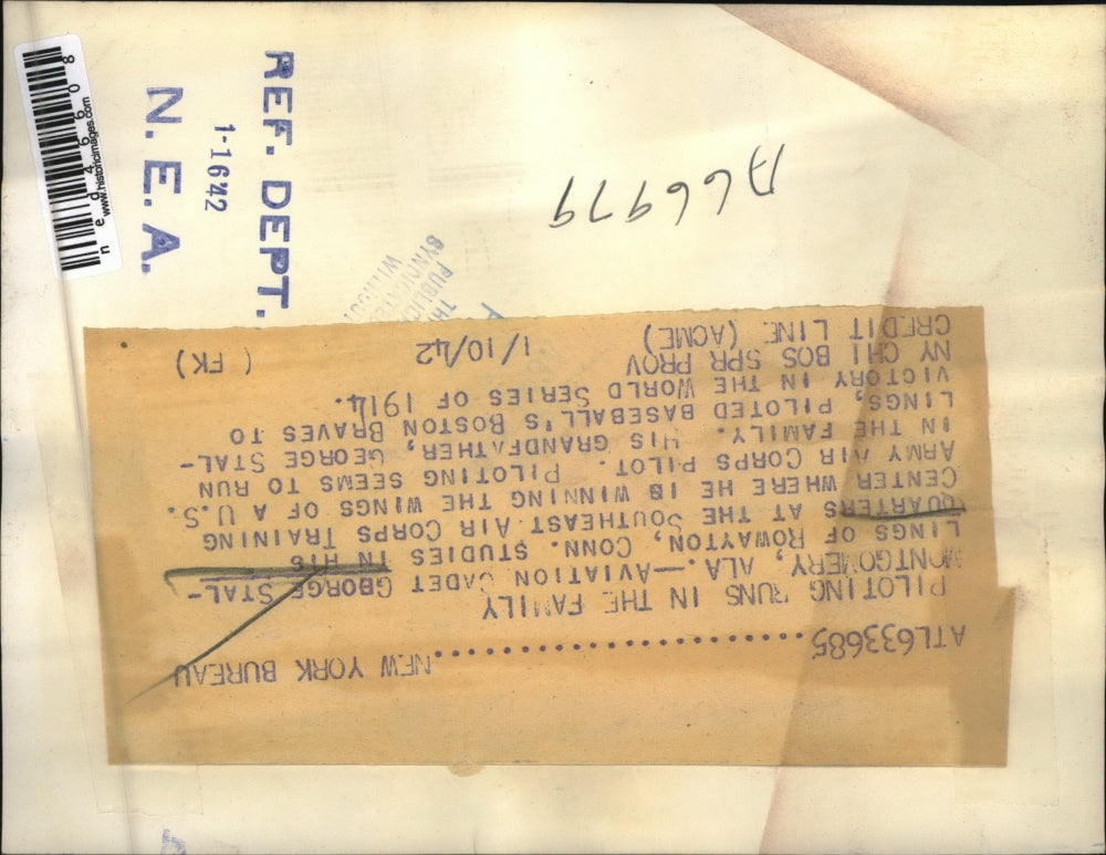 1942 Press Photo Aviation Cadet George Stallings, studies in his quarters