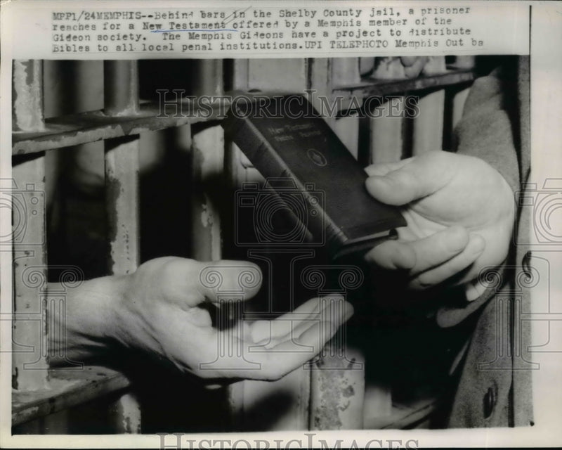 Load image into Gallery viewer, 1959 Press Photo Prisoner Reaches for New Testament Shelby County Jail
