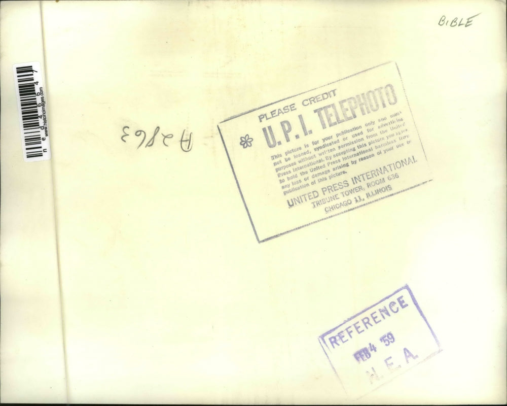 1959 Press Photo Prisoner Reaches for New Testament Shelby County Jail