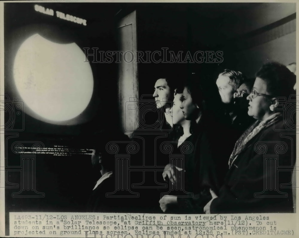 1947 Press Photo Los Angeles,partial eclipse of sun with "Solar Telescope" at