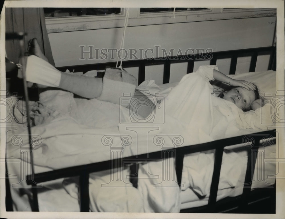 1955 Press Photo Janet Dobinson age 6 in Mt Sinai hospital