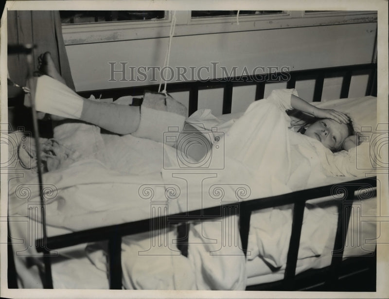 Load image into Gallery viewer, 1955 Press Photo Janet Dobinson age 6 in Mt Sinai hospital
