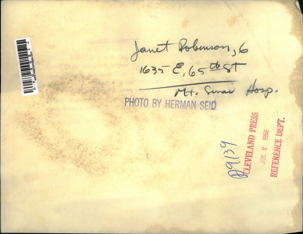 1955 Press Photo Janet Dobinson age 6 in Mt Sinai hospital