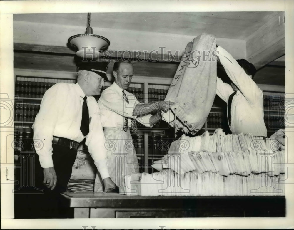 1941 Press Photo Scene in the mail room of the White House with L.A. Copton