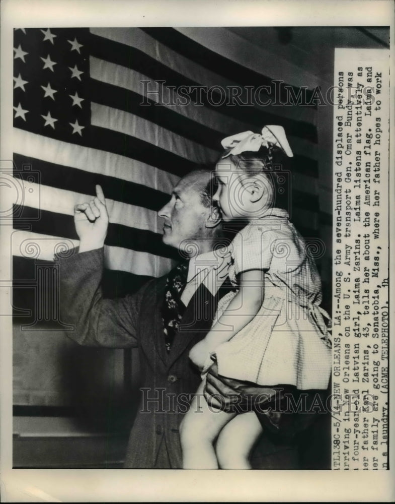 1949 Press Photo The 4 year old lativan girl, Laima Zarins with her father, Karl
