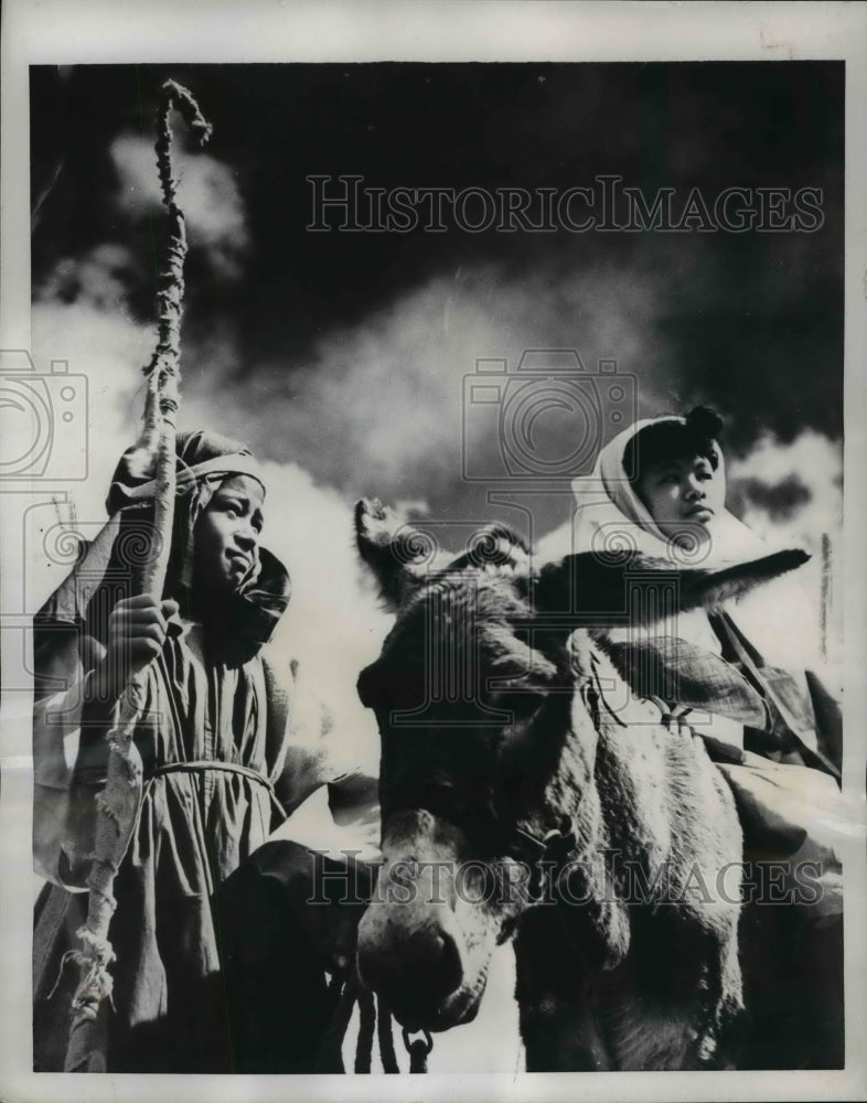 Load image into Gallery viewer, 1952 Press Photo Clament Kaima and Marcia Leal plays the roles of Mary &amp; Joseph
