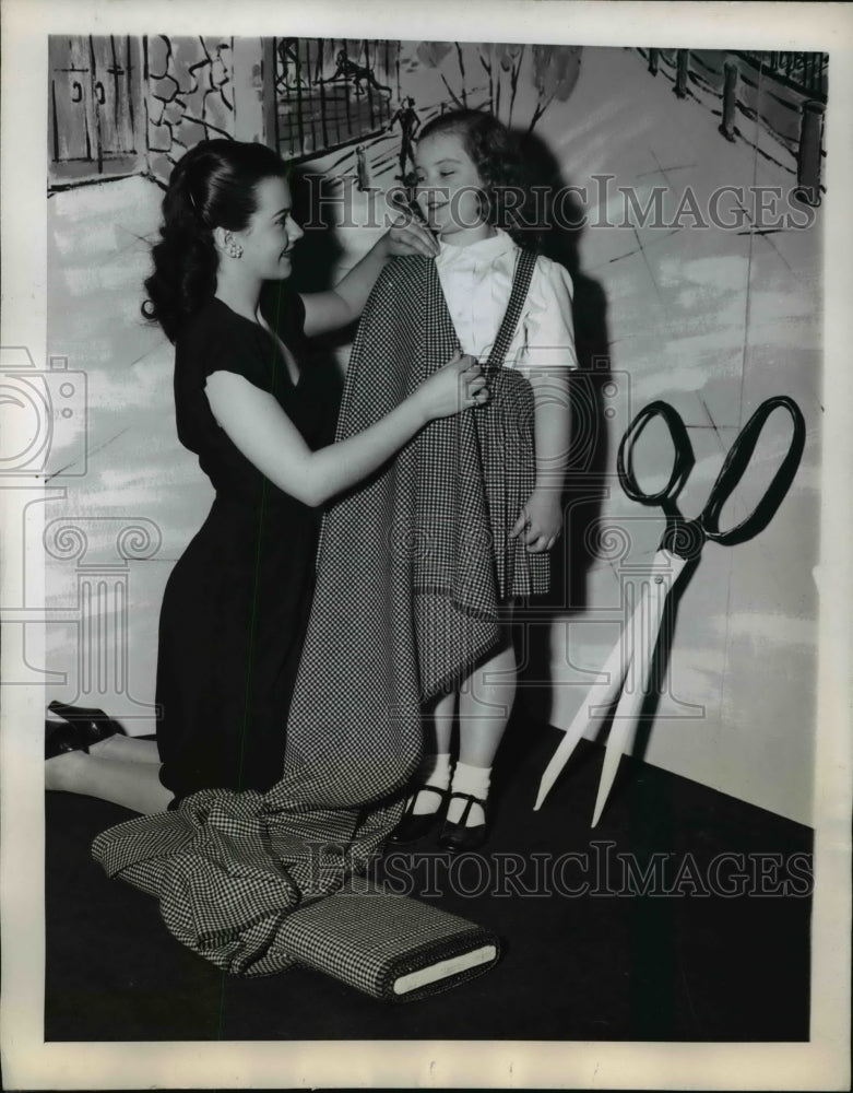 1946 Press Photo Theme of a recent Chicago Fashion show