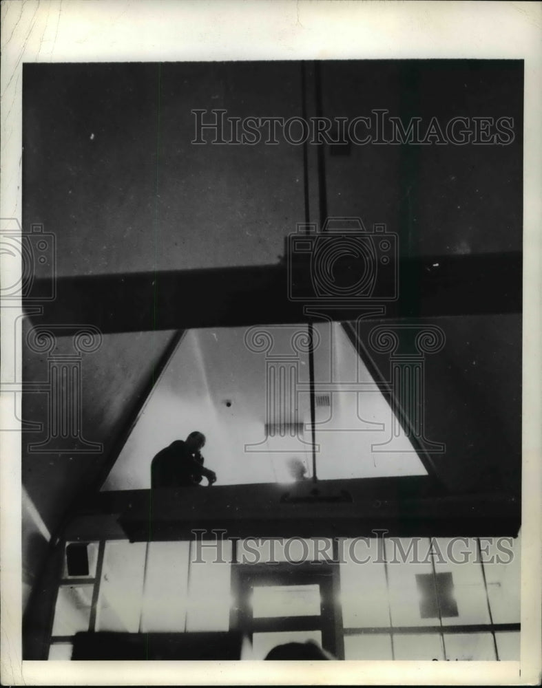 1942 Press Photo The Managing Dir. sits at his desk above the Central Control Rm