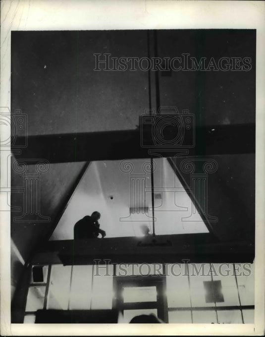 1942 Press Photo The Managing Dir. sits at his desk above the Central Control Rm