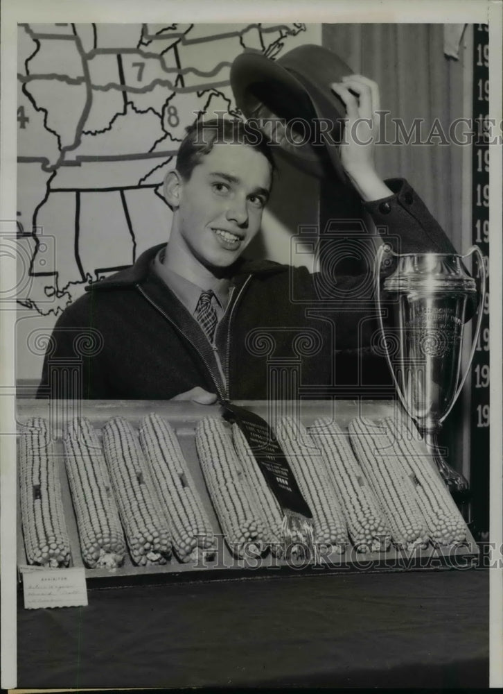 Load image into Gallery viewer, 1937 Press Photo Melvin Wagoner sent samples of Yellow Dent Corn &amp; won Jr Champ
