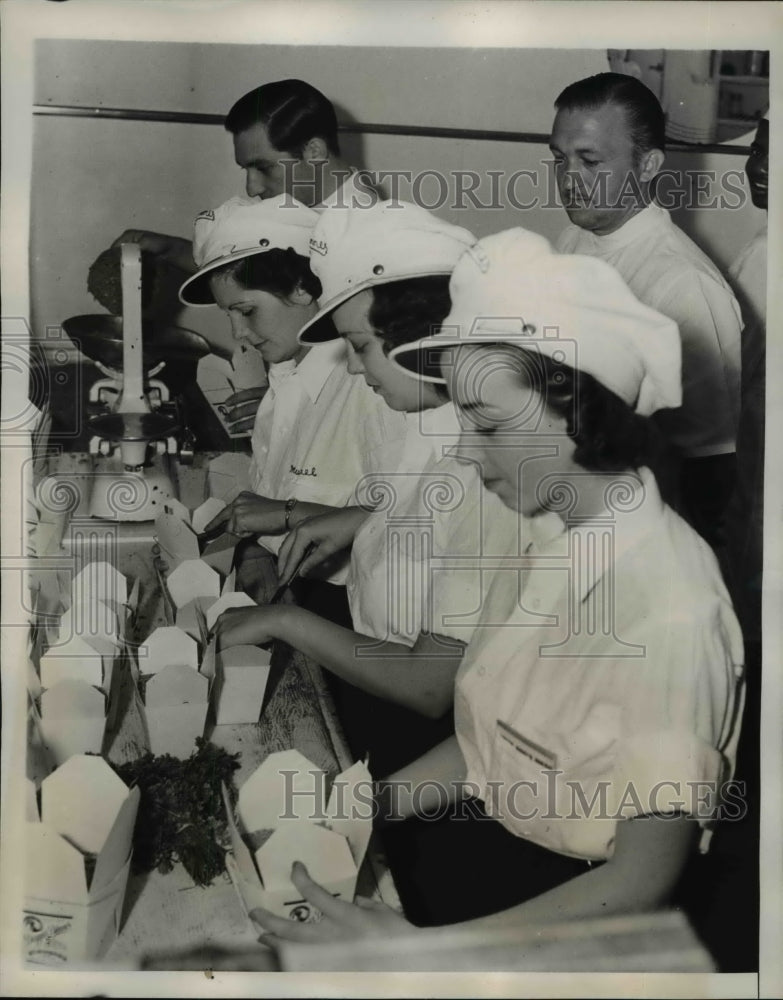 1938 Press Photo Dr Sunde watches as dog dinners are packed, rations required