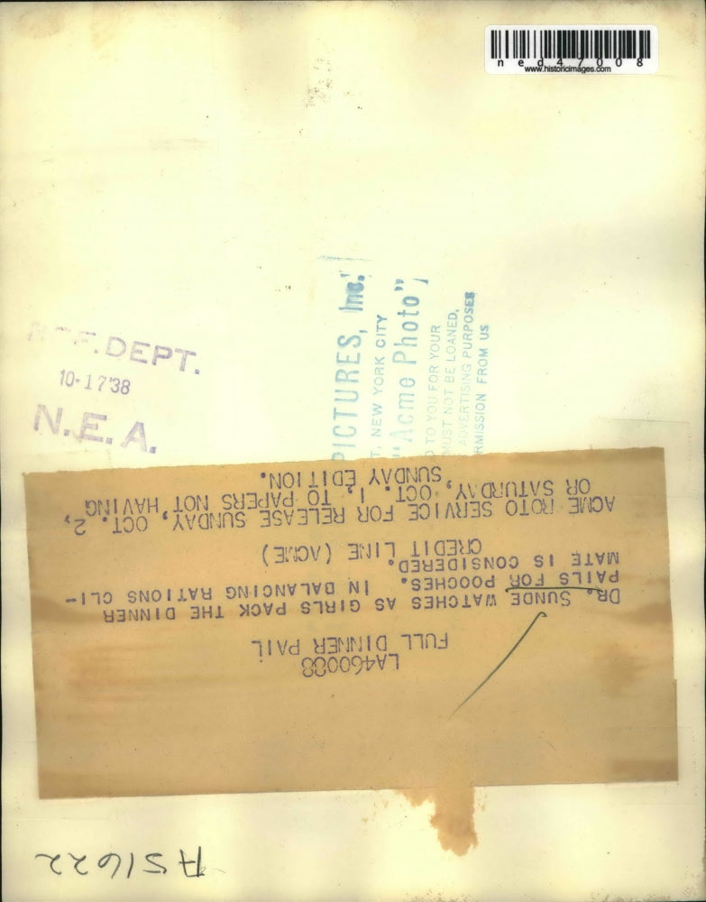 1938 Press Photo Dr Sunde watches as dog dinners are packed, rations required