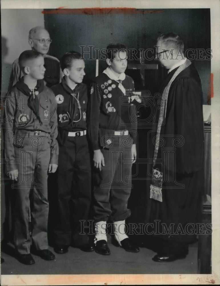 Load image into Gallery viewer, 1957 Press Photo God &amp; Country Awards, scouts(left to right) Edwin Spooner,
