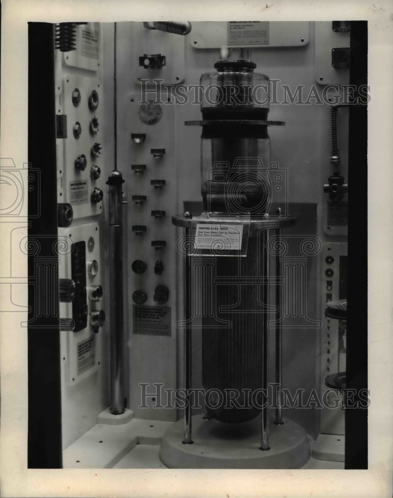 Load image into Gallery viewer, 1946 Press Photo Reverse Apps &amp; Bras Inc, highest powered rec. tube in US
