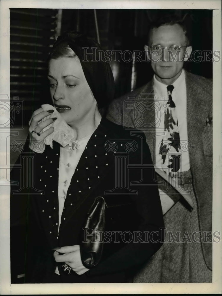 1943 Press Photo Police Detective John Erickson & Mrs June West at court