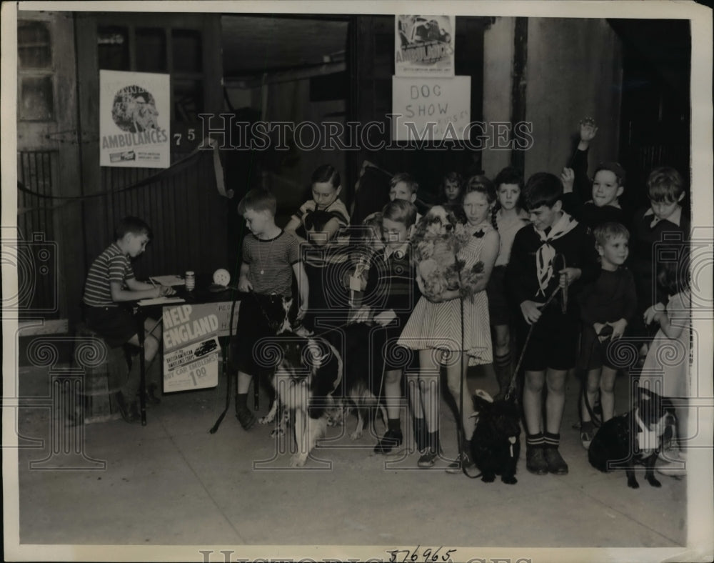 1940 Press Photo Alley gang line up their pets at benefit dog show