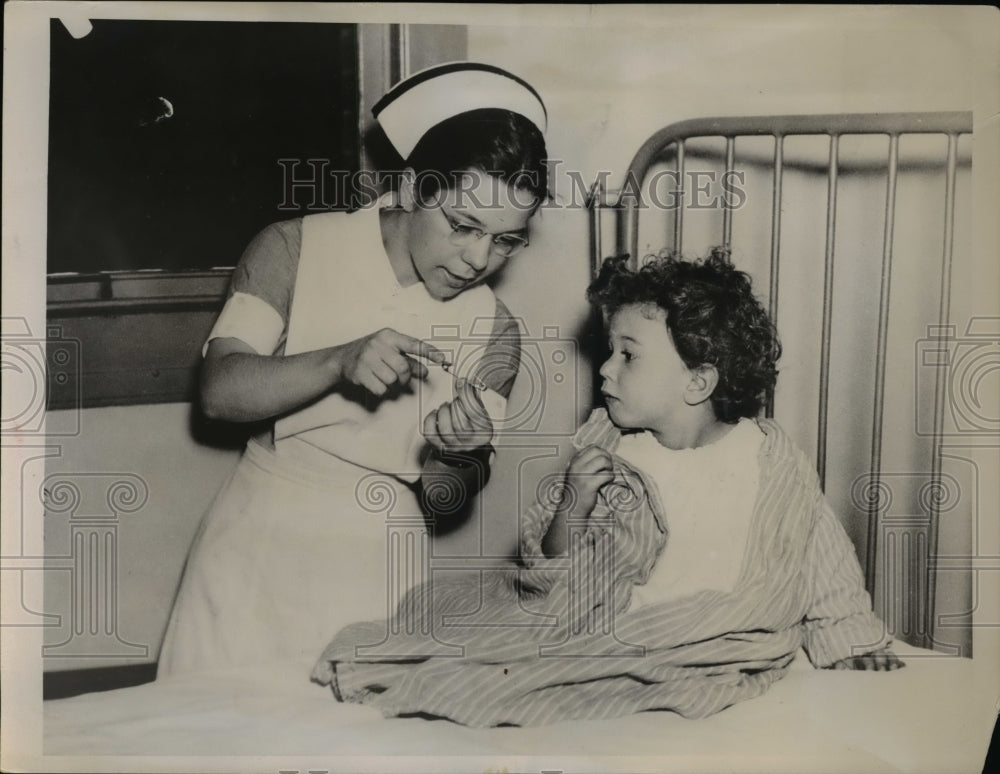 1936 Press Photo Julius Cinelli Dorothy Reppert Nurse Mahnemann Hospital
