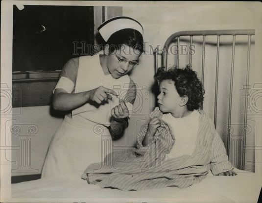 1936 Press Photo Julius Cinelli Dorothy Reppert Nurse Mahnemann Hospital