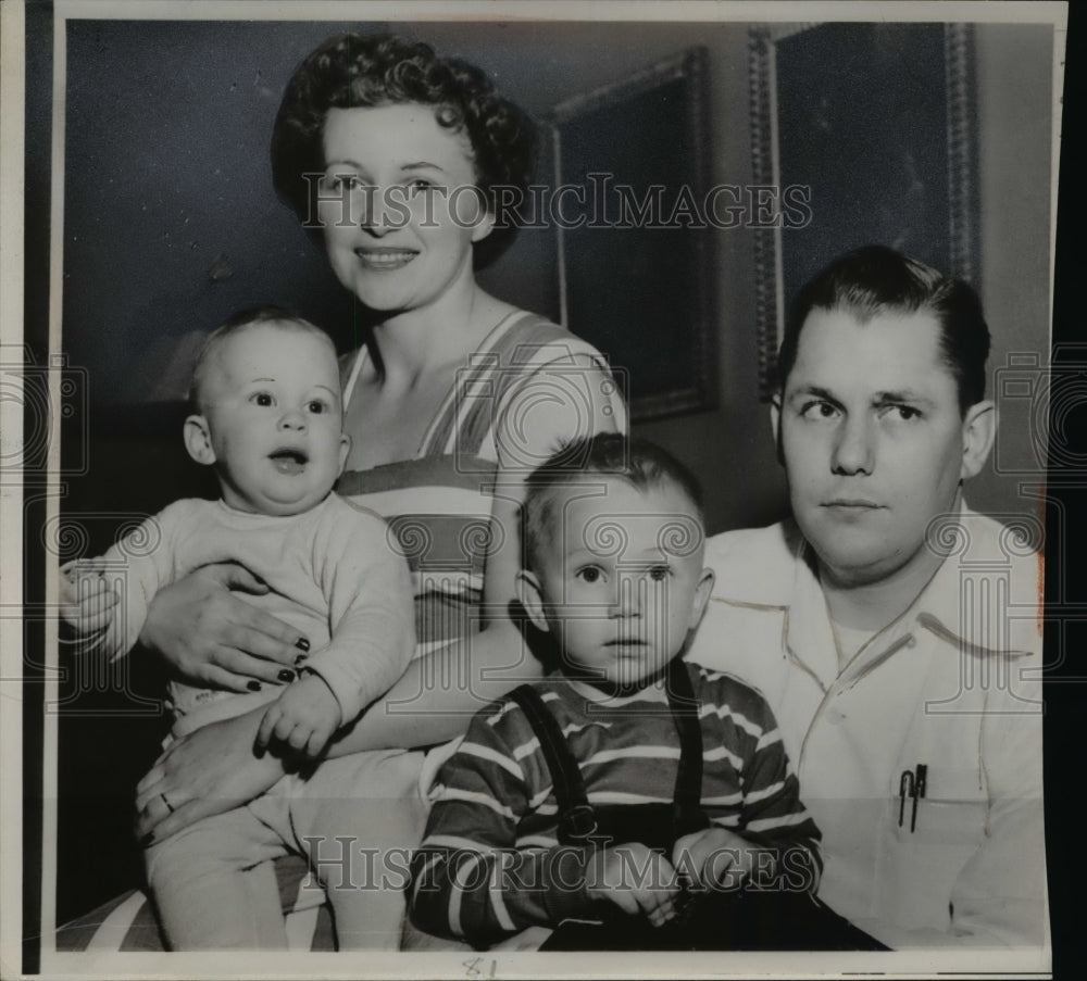 1952 Press Photo Gordon W. Cook with Wife and Children