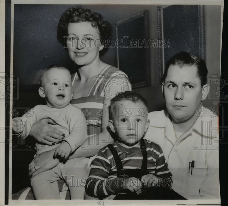 Load image into Gallery viewer, 1952 Press Photo Gordon W. Cook with Wife and Children
