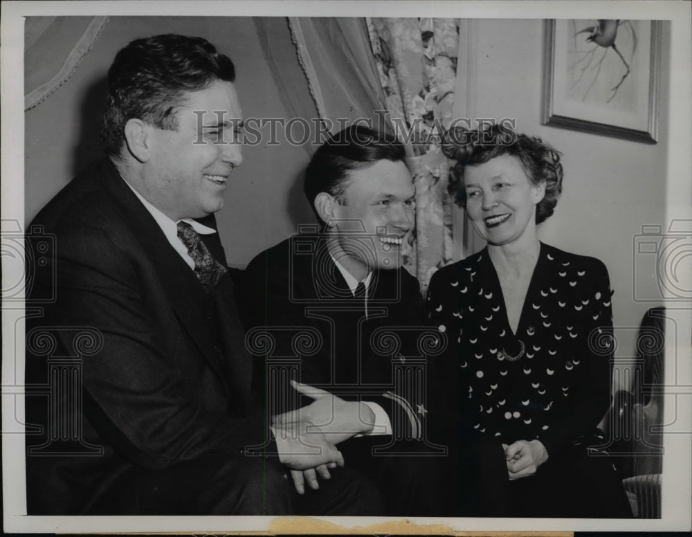 1944 Press Photo Lt. Philip Willkie visiting his parents in Milwaukee, Wis.