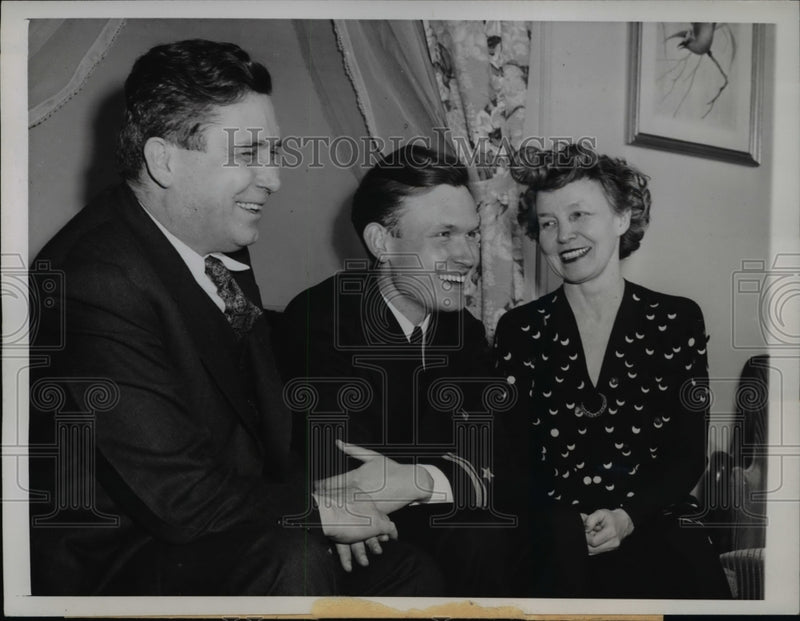 Load image into Gallery viewer, 1944 Press Photo Lt. Philip Willkie visiting his parents in Milwaukee, Wis.
