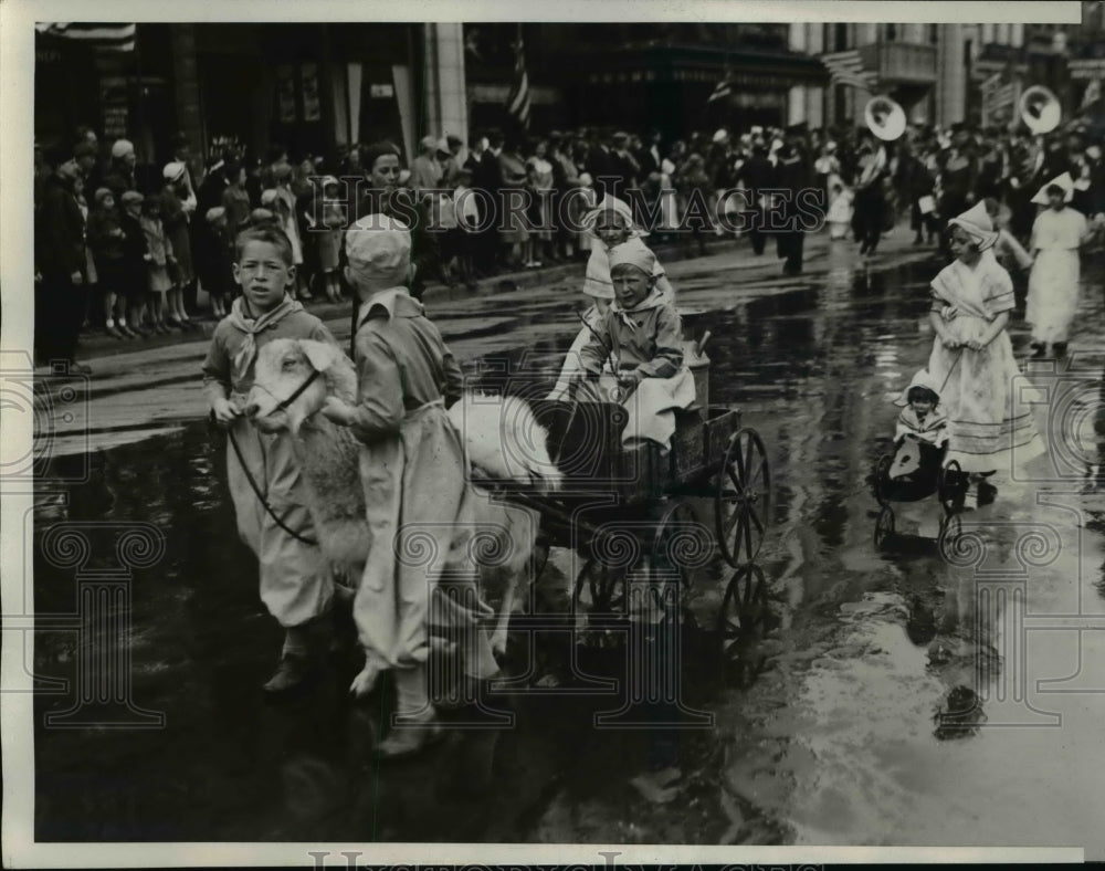 1933 Press Photo Dutch milk cart in the parade in America