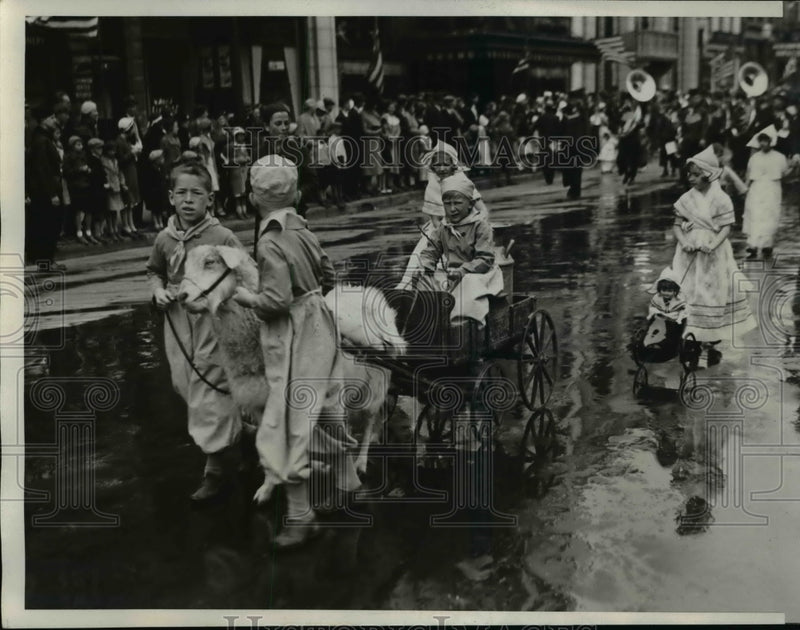 Load image into Gallery viewer, 1933 Press Photo Dutch milk cart in the parade in America
