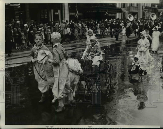 1933 Press Photo Dutch milk cart in the parade in America