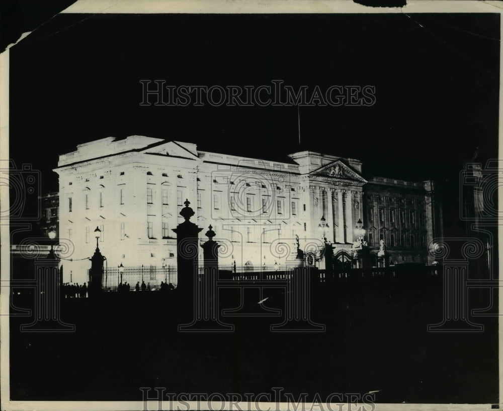 1931 Press Photo Buckingham Palace lit up with 62 million candlepower lights- Historic Images