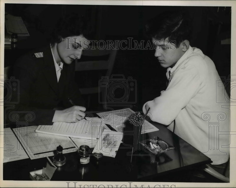 Load image into Gallery viewer, 1951 Press Photo Mrs. Lester Friedman with Joe Skur
