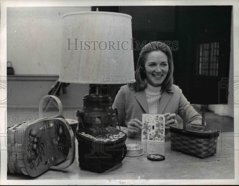 Load image into Gallery viewer, Undated Press Photo Mrs. A.A. Kearney, 3960 Idlewild River at Baycrafters Class
